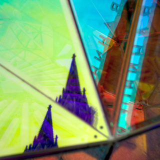 Illustration for article titled Cityscope Illuminated Sculpture is Like Glowing Crashed Meteor In Cologne